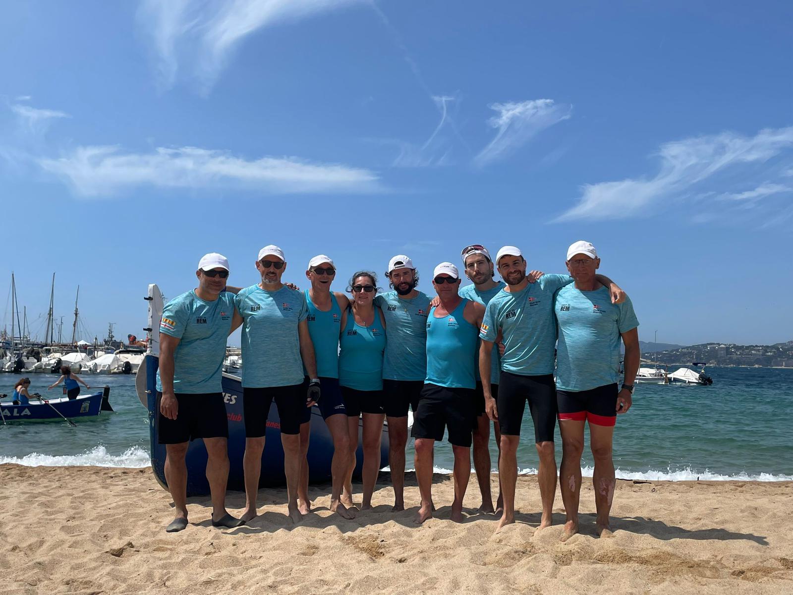 L’equip veterà masculí de rem del Club de Vela Blanes segon a la Regata de rem amb llagut català del Festival Palamós Terra de Mar.