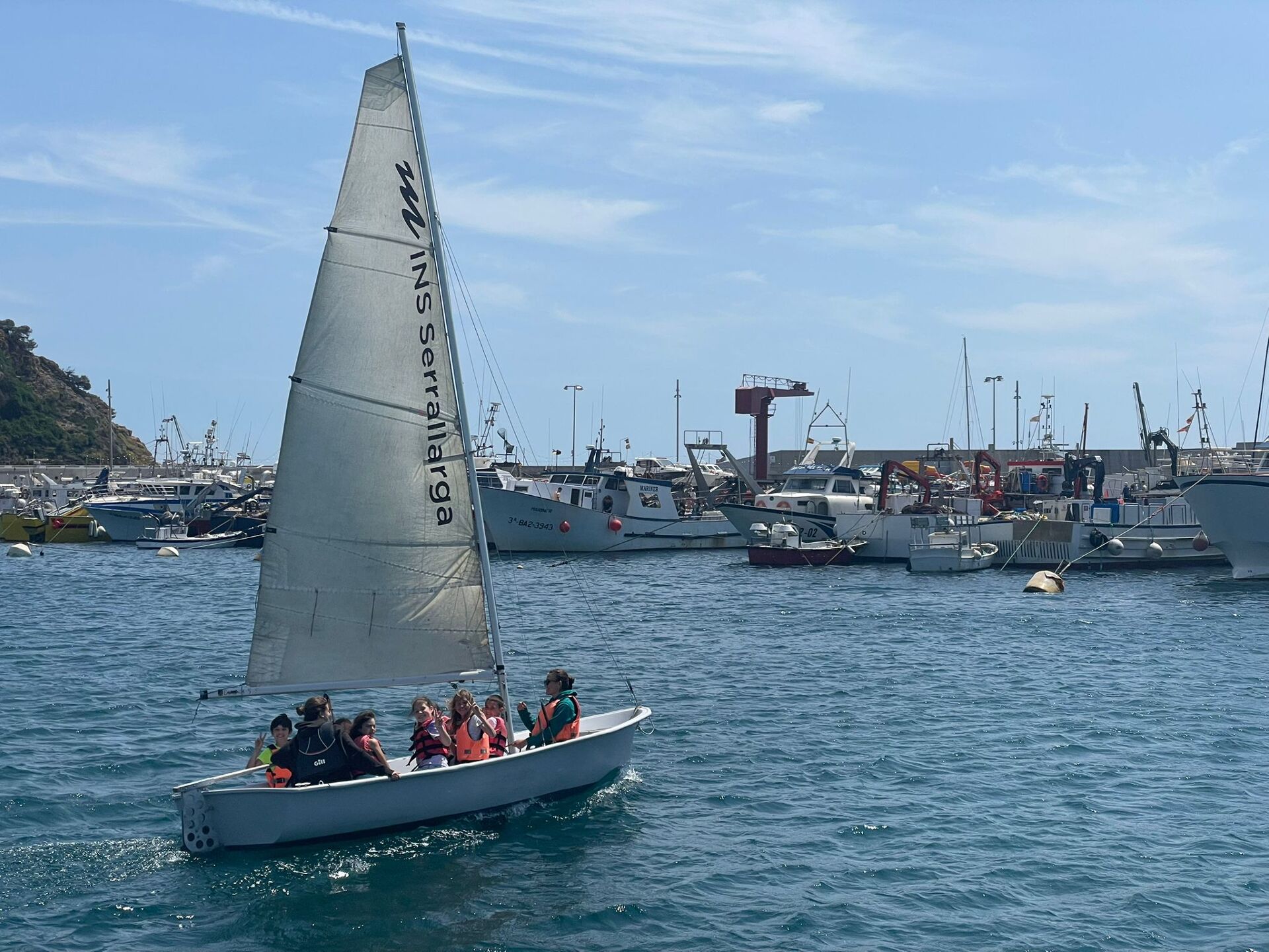 El Club de Vela Blanes participa en la Feria de Actividades “Blanesmar” con bautizos de vela para los más pequeños.