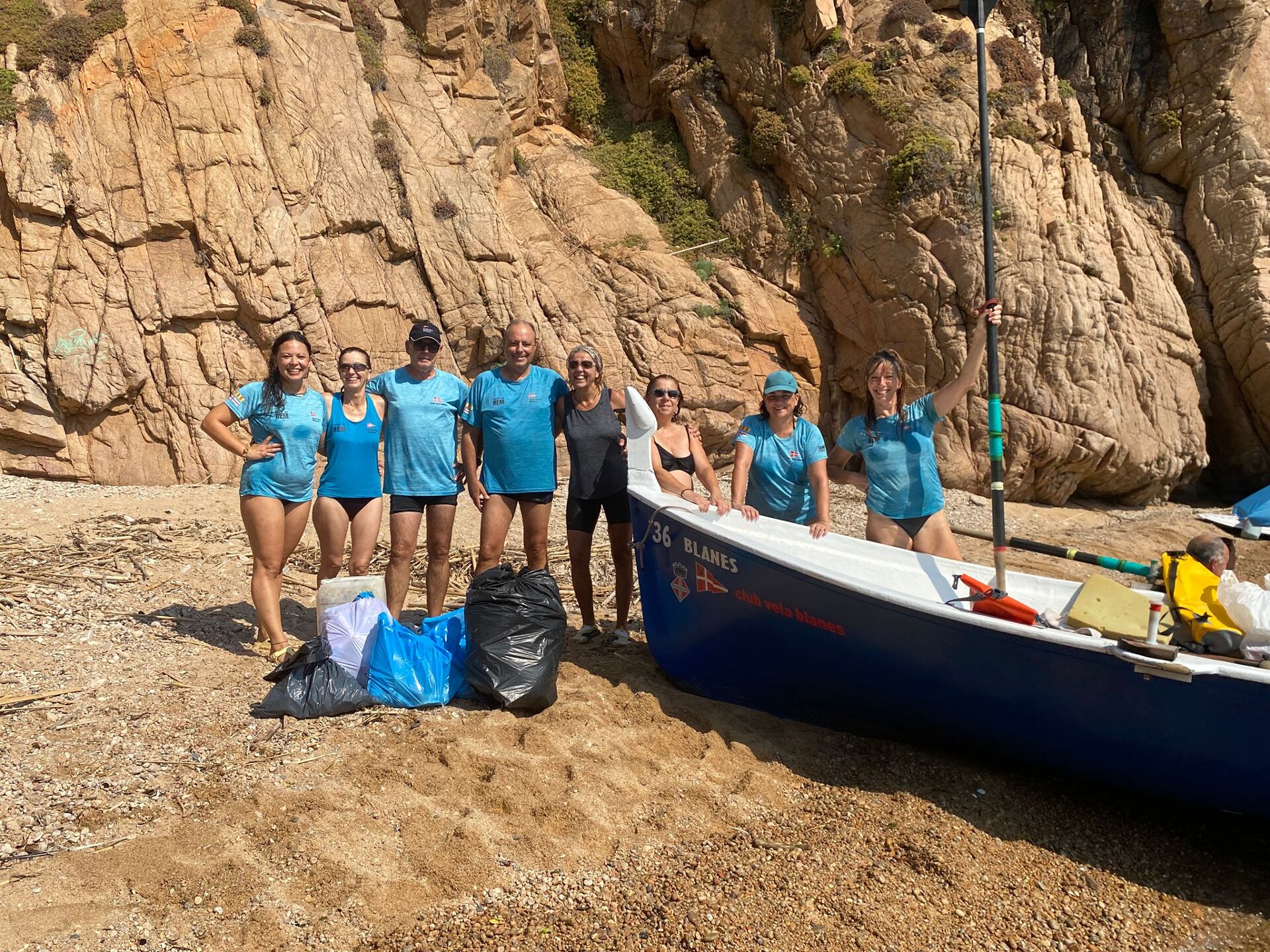 Acción de limpieza en la Cala Sa Forcanera a cargo de la sección de remo del Club de Vela Blanes