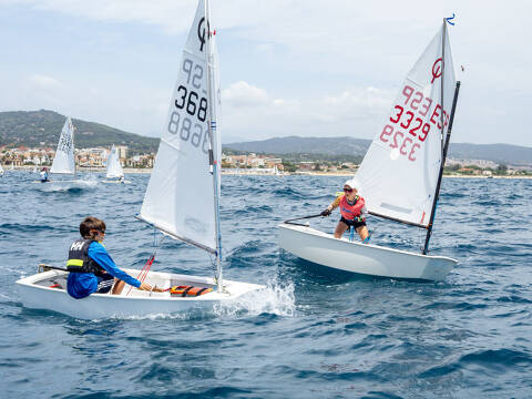 Els nostres regatistes brillen al Campionat de Catalunya d’Optimist disputat a Vilassar de Mar.