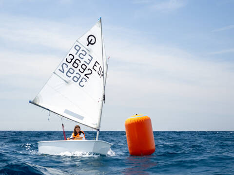 Nuestros regatistas brillan en el Campeonato de Cataluña de Optimist disputado en Vilassar de Mar. - 2