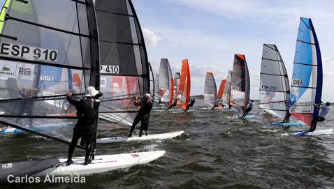 Los regatistas del Club Vela Blanes brillan en el Campeonato de Europa de Raceboard con tres podios en Monsaraz - 4