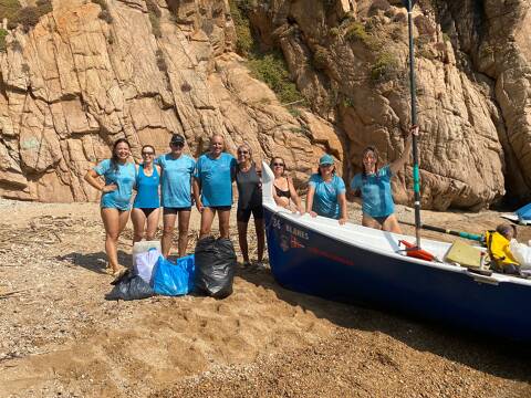 Acción de limpieza en la Cala Sa Forcanera a cargo de la sección de remo del Club de Vela Blanes