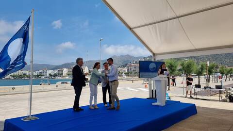 La consejera Silvia Paneque entrega la Bandera Azul al Club de Vela Blanes - 1