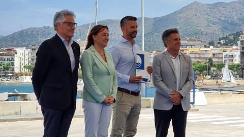 La consejera Silvia Paneque entrega la Bandera Azul al Club de Vela Blanes