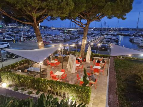 El Restaurant & Lounge Club Vela Blanes i les competicions esportives  aturen durant 15 dies la seva activitat.