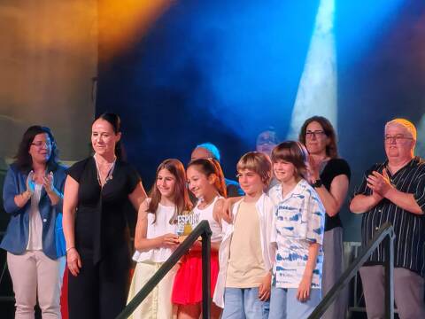 Nora, Mia, Kai y Koa, junto con Kevin Gonzalez premiados en la noche del Deporte Blandense. - 1