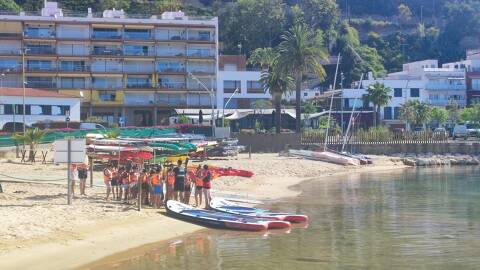 Los alumnos de 5º de primaria de Blanes finalizan el programa Esport Blau Escolar tras diez sesiones en el mar.